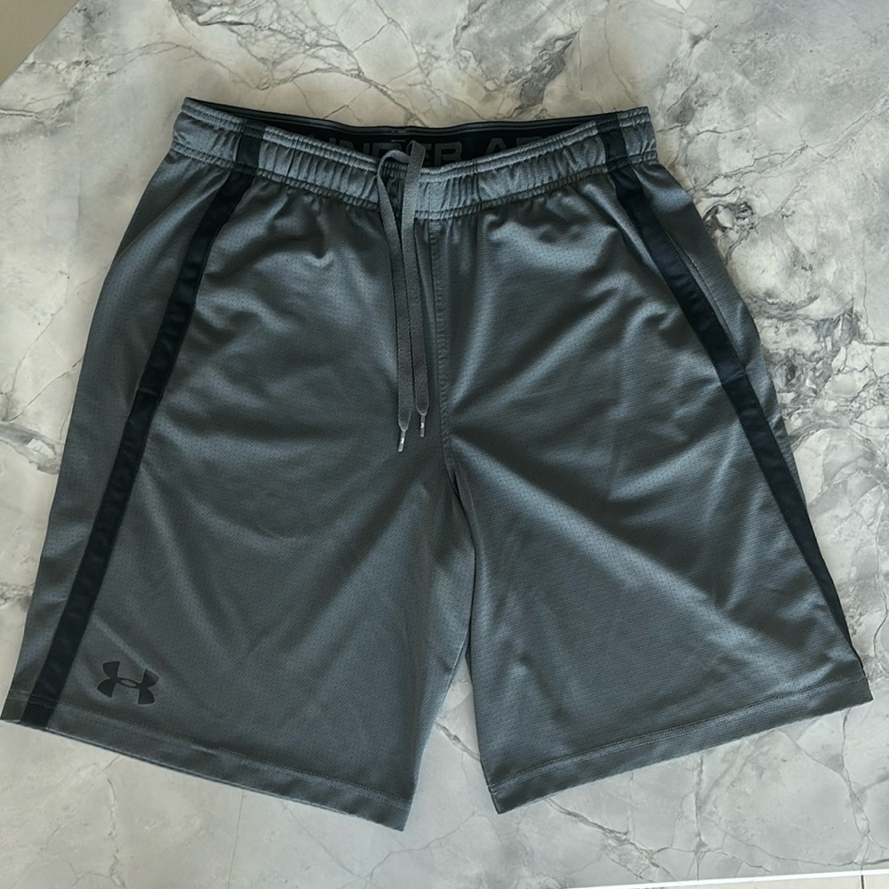 Mens Under Armour dark gray mesh shorts Large